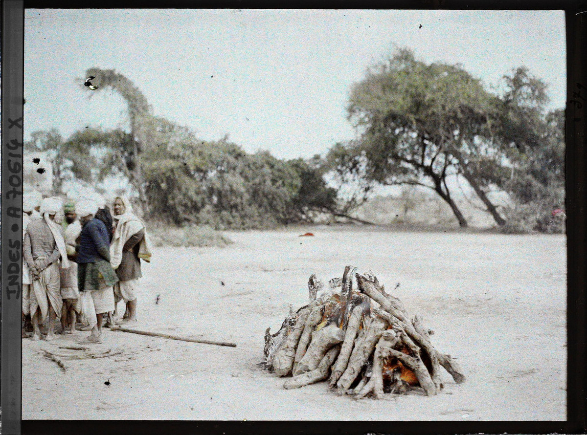 Cư dân Delhi hỏa táng người đã khuất bằng củi gỗ.