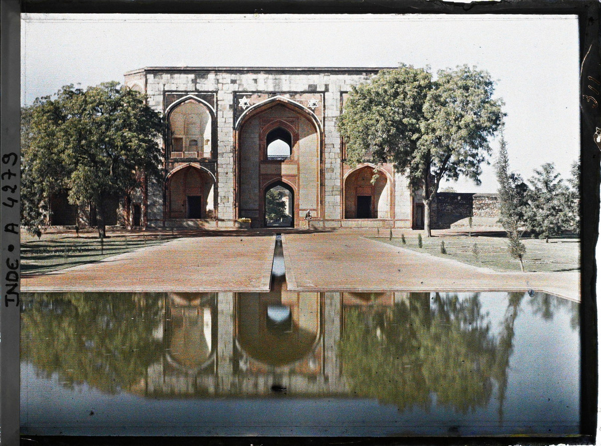 Cổng phía Nam của khu lăng mộ Humayun, nơi an nghỉ của hoàng đế Mogul Humayun, tọa lạc ở Đông Nizamuddin, Delhi.