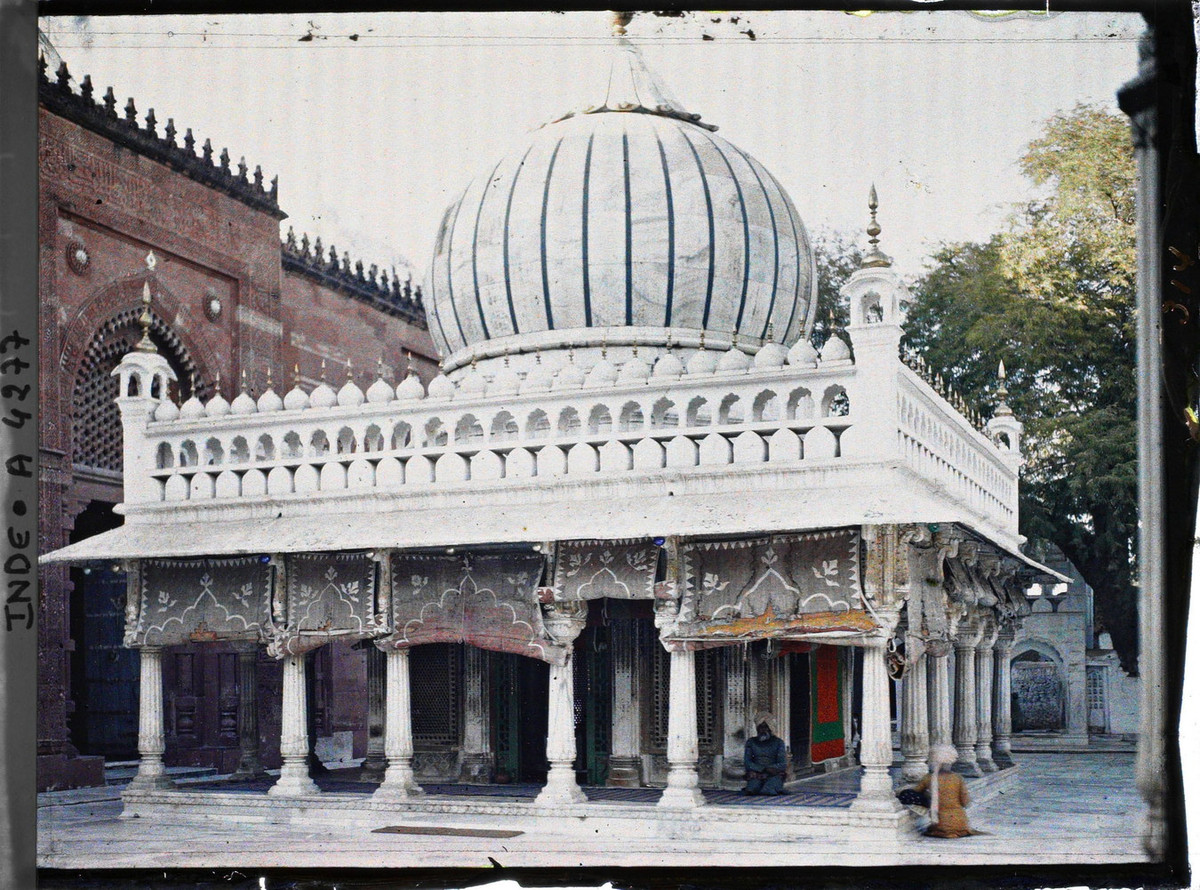 Lăng Nizamuddin - ngôi đền của dòng Hồi giáo Sufi được xây trên nền ngôi mộ của Khwaja Nizamuddin Auliya.