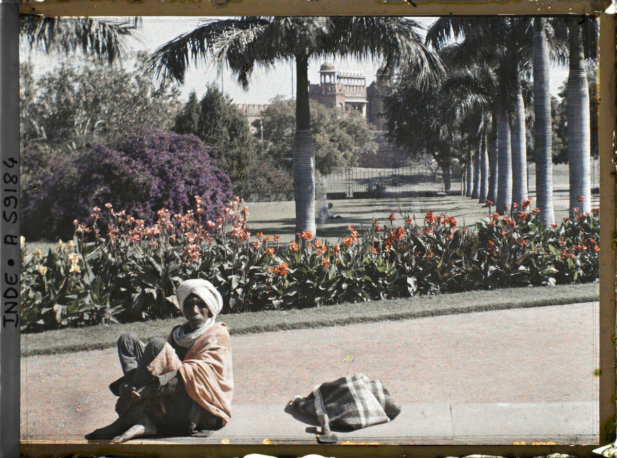 Người đàn ông ngồi trong khu công viên bên ngoài Pháo đài Đỏ (Lal Qila) - nơi cư ngụ chính của các hoàng đế Mogul ở Delhi trong gần 200 năm, cho đến năm 1856.