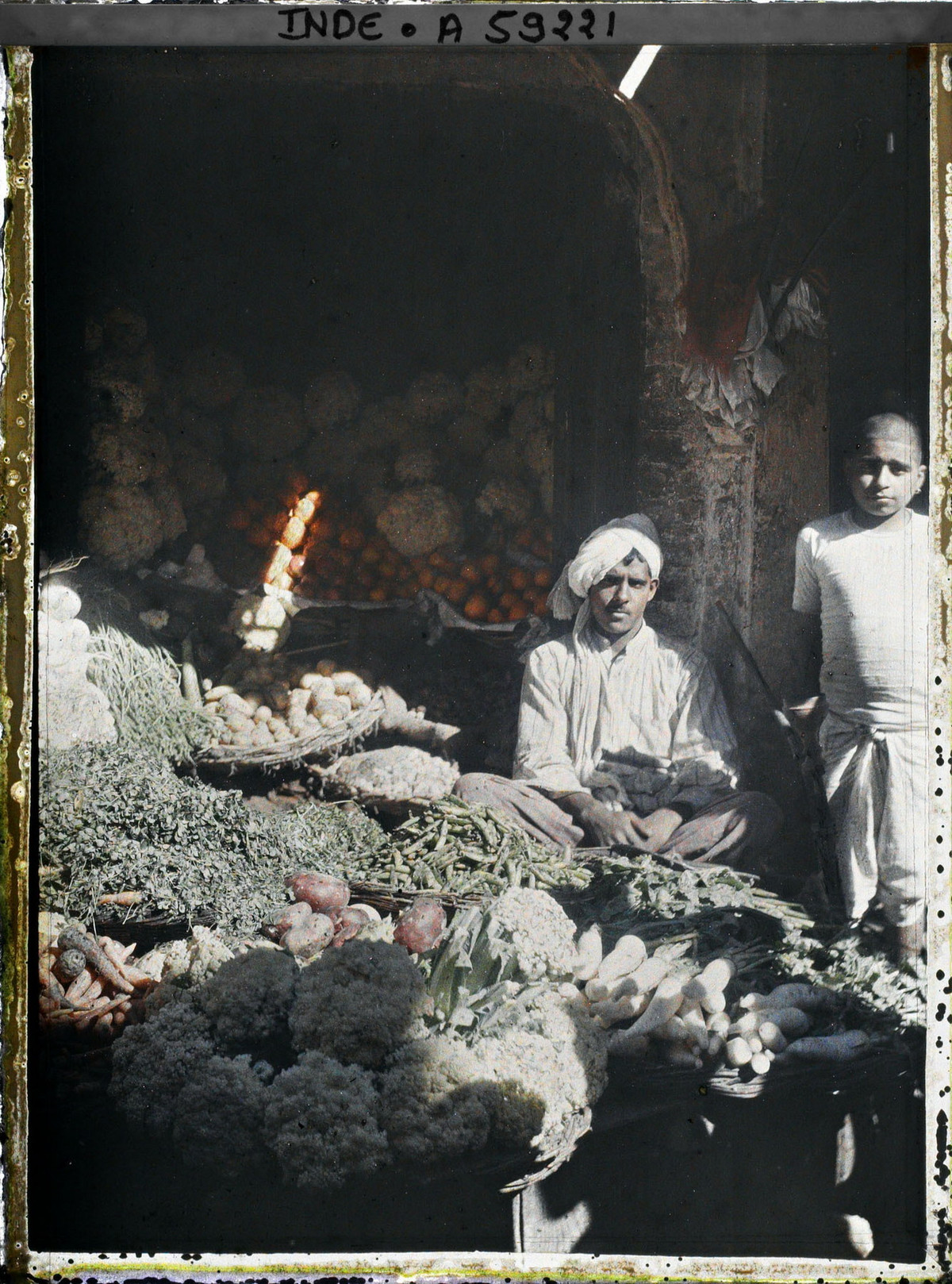 Một người bán rau quả trên đường phố Delhi.