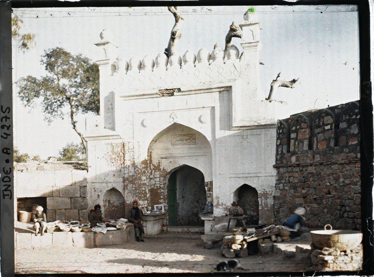Lối vào lăng Nizamuddin, nơi an nghỉ của Khwaja Nizamuddin Auliya (1238–1325), một học giả Hồi giáo được phong thánh, nằm ở khu vực Tây Nizamuddin của Delhi.