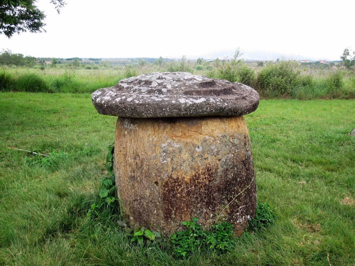 Từ một số nắp bằng đá được tìm thấy, người ta phỏng đoán rằng ban đầu tất cả chum đều có nắp đậy. Phần lớn trong số đó đã bị hỏng theo thời gian do làm từ vật liệu không bền vững như gỗ. Ảnh: A World Away.