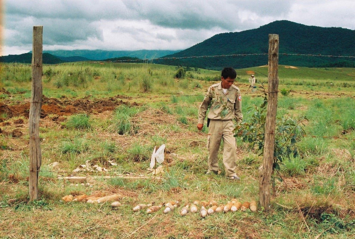 Vào thập niên 1960-1970, quân đội Mỹ đã trút một lượng bom đạn khổng lồ xuống cánh đồng Chum. Những vật liệu nổ sót lại khiên nơi đây là một trong những địa điểm khảo cổ nguy hiểm nhất thế giới. Ảnh: Couchfish - Substack.