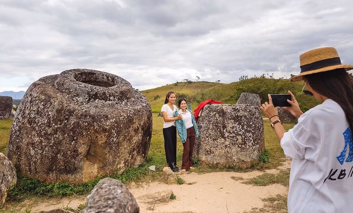 Những chiếc chum ở cánh đồng chum có hình trụ với đáy lớn hơn miệng, rất đa dạng về kích thước. Đường kính mỗi chiếc chum dao động từ 1-3 mét. Tất cả đều được đẽo từ những tảng đá nguyên khối. Ảnh: Eyevine.