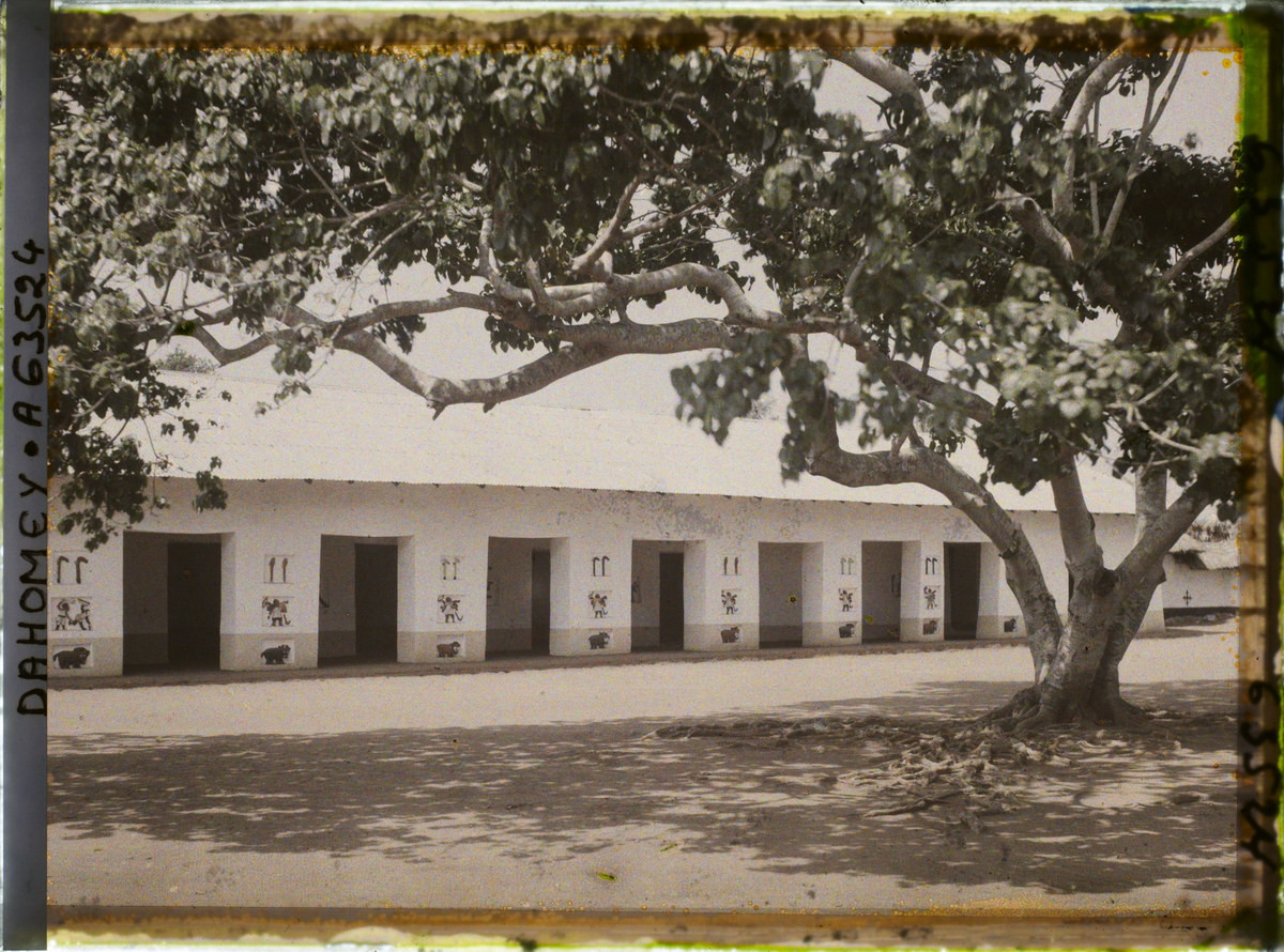 Trong sân cung điện của vua Ghezo ở Abomey, thủ đô Dahomey, năm 1930. Ghezo là người trị vì vương quốc Dahomey từ năm 1818-1859. Ông được khắc họa ấn tượng trong "The Woman King", một trong những phim điện ảnh nổi bật năm 2022. Ảnh: Frédéric Gadmer / Collections.albert-kahn.hauts-de-seine.fr.