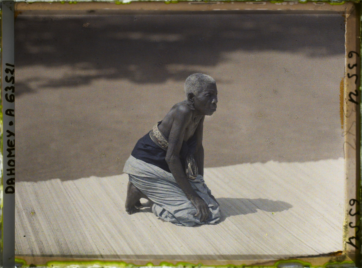 Người nữ chiến binh từng bảo vệ ngai vàng của vua quỳ trên sân cung điện Ghezo.