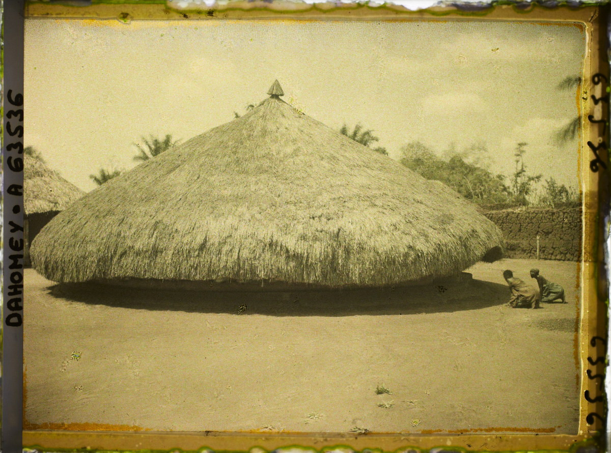 Những người phụ nữ quỳ lạy trước lăng mộ vua Glele.