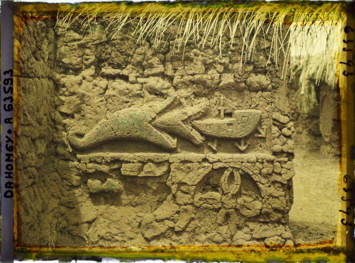 Bức phù điêu của một ngôi nhà ở quận Gbécon-Hounli, Abomey, mô tả cảnh những con cá nuốt một con tàu kiểu châu Âu.