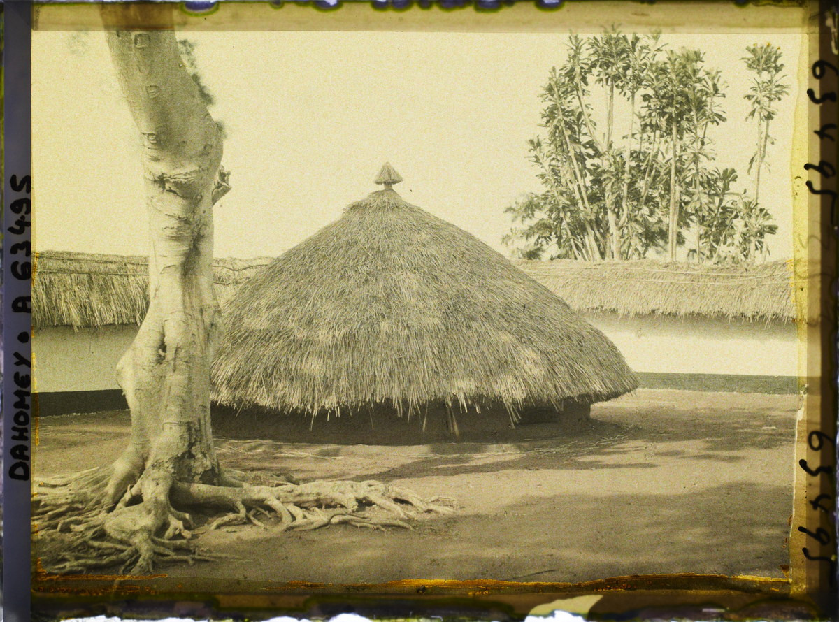 Ngôi mộ tập thể của những cung nữ thời vua Glele trong khuôn viên cung điện Glélé.