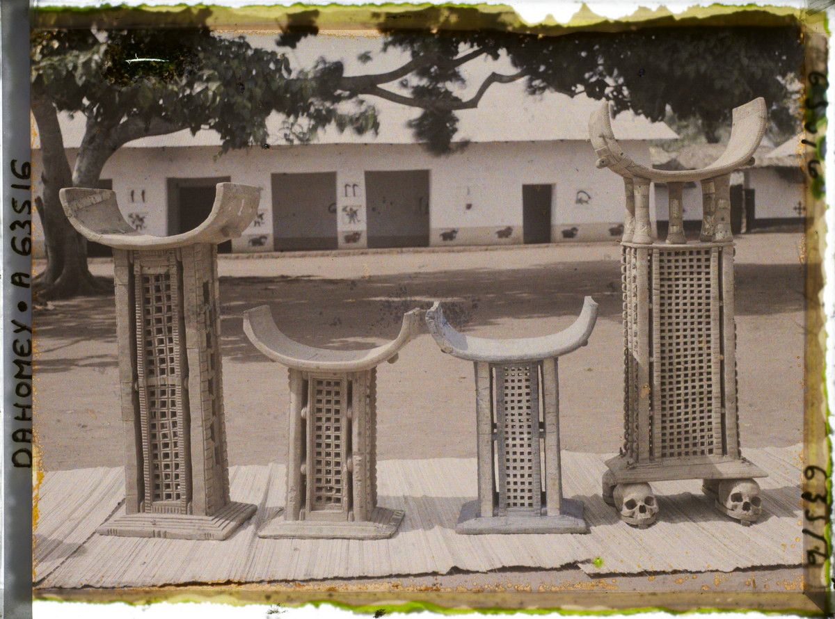 Ngai vàng của các vua Ghezo, Glele, Béhanzin và Agoli-agbo (bốn vị vua cuối cùng của vương quốc Dahomey) được trưng bày trên sân cung điện Ghezo.