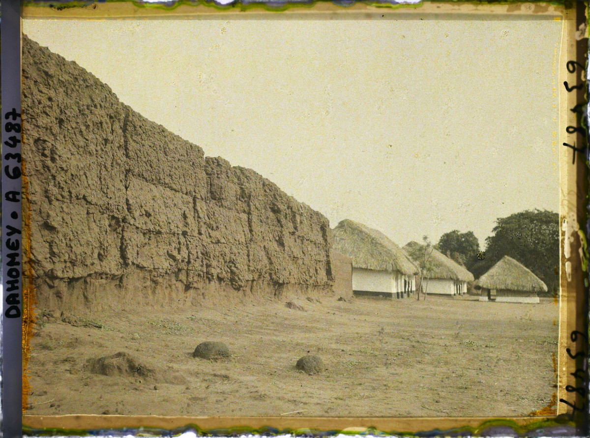 Tường bao quanh và lối vào các cung điện của vua Glele và Ghezo trên Quảng trường Singbodji.