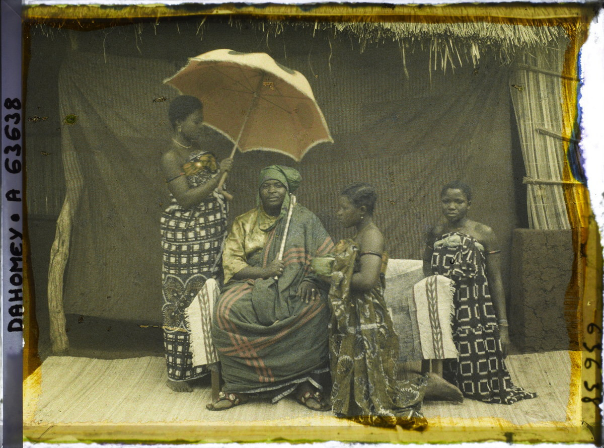 Tù trưởng Justin Aho và ba bà vợ của mình.