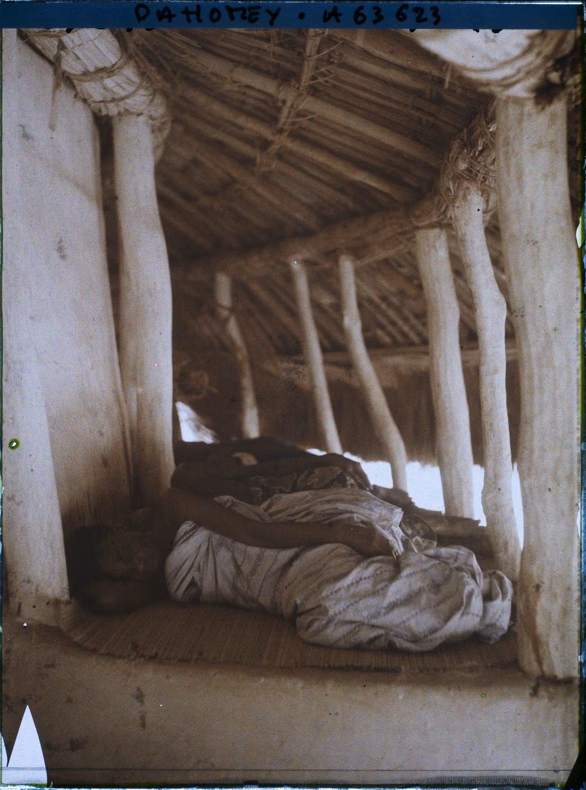 Những người bảo vệ mộ vua Glele nằm nghỉ ở hiên có mái che của ngôi mộ.