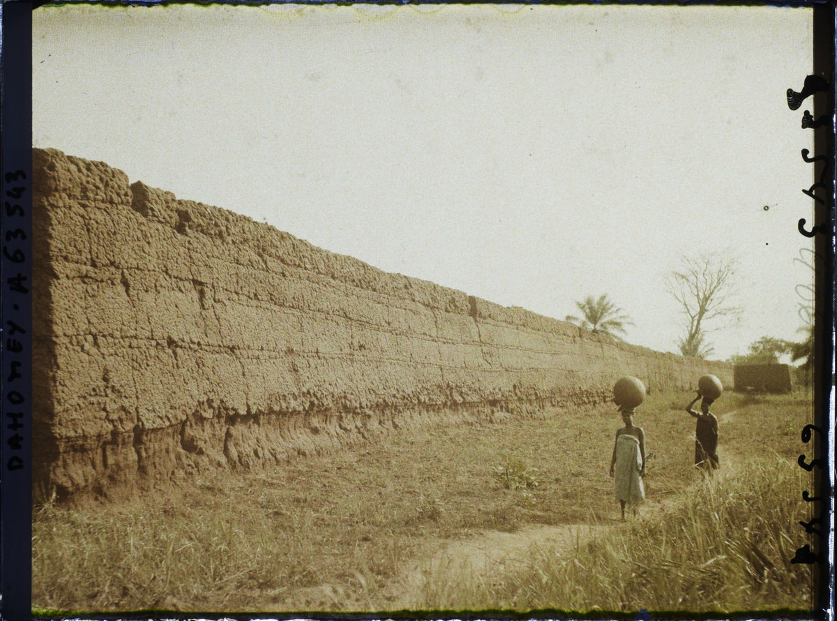 Bức tường bên ngoài cung điện Ghezo.