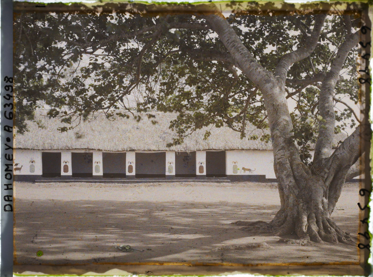 Trong khuôn viên cung điện của vua Glele (1814-1889) - vị vua cai trị Dahomey từ năm 1858-1889. 5 năm sau cái chết (do tự sát) của vua Glele, Dahomey trở thành thuộc địa của Pháp.