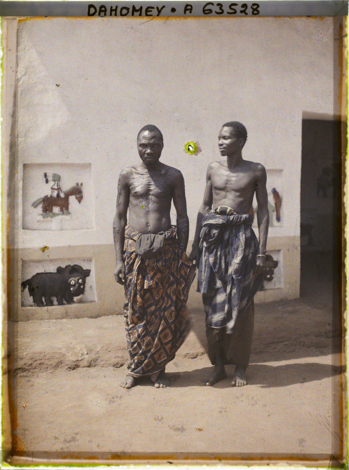 Hai nghệ nhân đang khôi phục các bức phù điêu cung điện Ghezo.