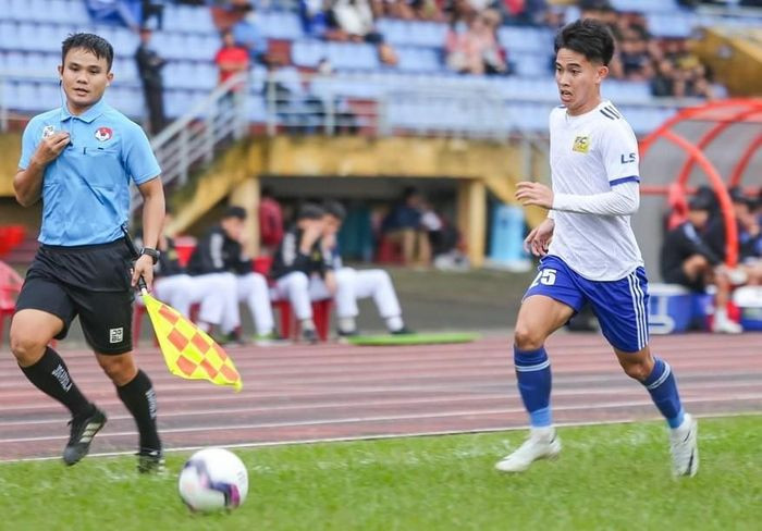 Tran Van Bun - Cau be buoc chan vao bong da chuyen nghiep nam 15 tuoi-Hinh-2