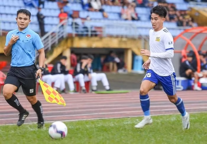 Tran Van Bun - Cau be buoc chan vao bong da chuyen nghiep nam 15 tuoi-Hinh-2