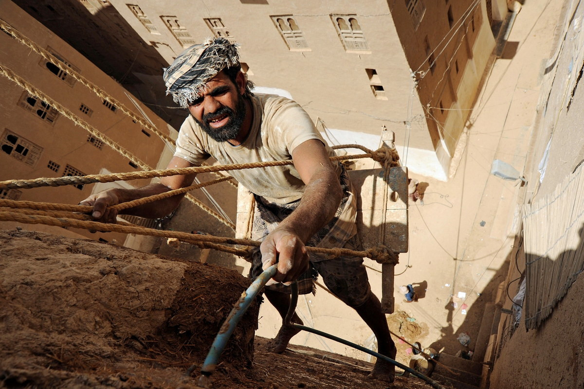 Nhiều tòa nhà ở Shibam đã được xây dựng lại trong vài thế kỷ qua. Để bảo vệ các tòa nhà trước sự xói mòn của thời tiết, các bức tường phải được duy trì thường xuyên bằng cách đắp thêm các lớp bùn bên ngoài. Ảnh: National Geographic.