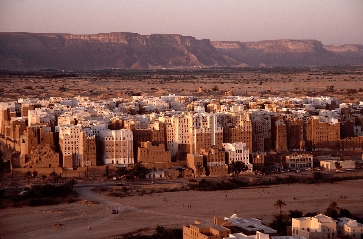 Nằm ở huyện Shibam, thuộc vùng Hadhramaut của Yemen, thị trấn Shibam nổi tiếng với các tòa nhà cao tầng xây theo lối cổ xưa, được coi là các tòa nhà chọc trời lâu đời nhất thế giới. Ảnh: Wikipedia.