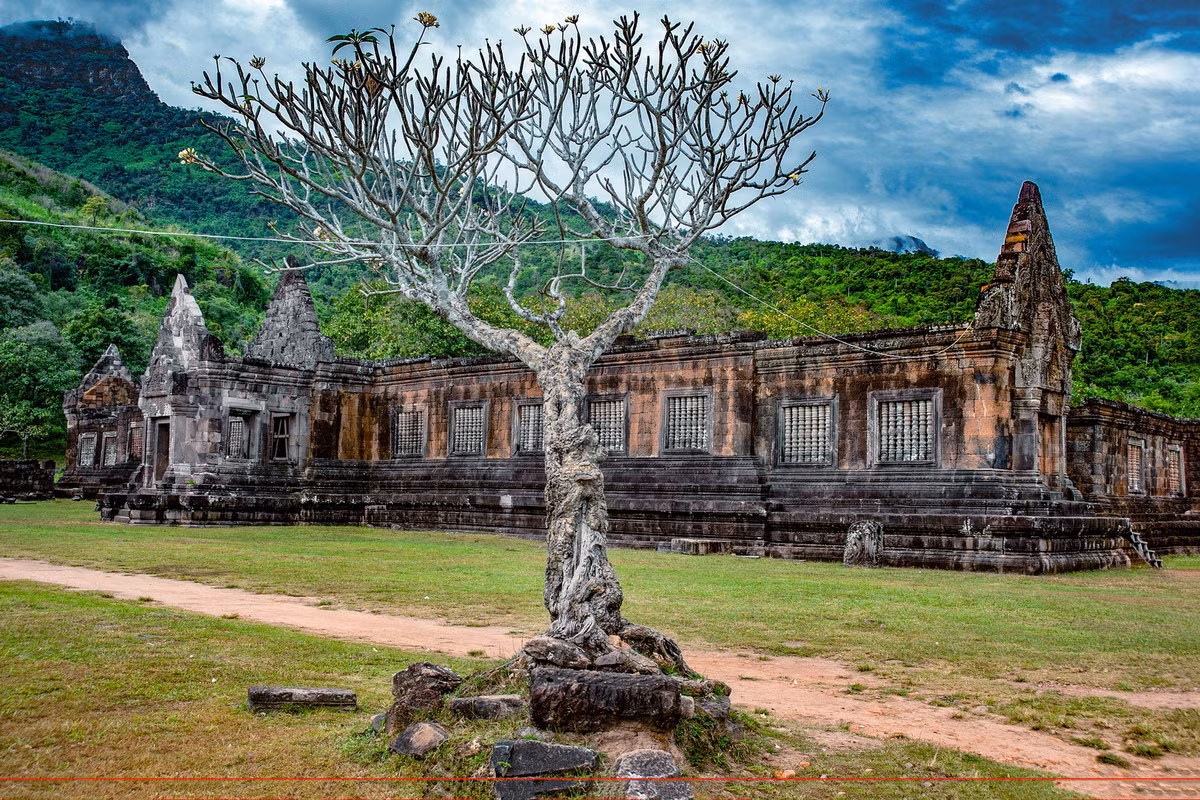 Do các biến cố lịch sử, người Khmer rời khỏi khu vực, khiến Wat Phou rơi vào cảnh hoang phế suốt hàng trăm năm, cho đến khi được người Pháp tái khám phá cuối thế kỷ 19. Ảnh: Fotocommunity.