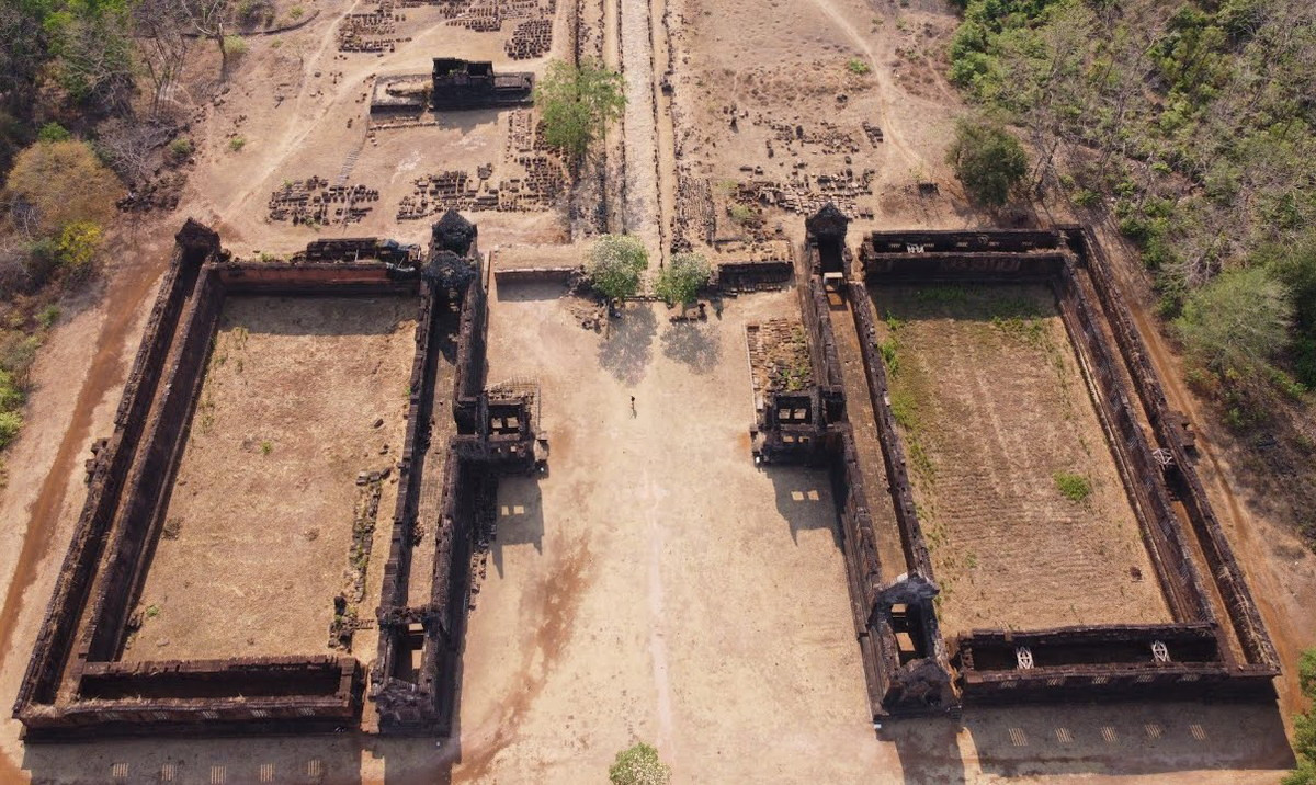 Cuối con đường lộ ra hai ngôi đền lớn, hướng về phía Đông, đối xứng với nhau. Các công trình kiến trúc ở đây đều bằng đá, đã bị đổ nát nặng nề theo thời gian. Ảnh: Jolbert Royn Uayan.