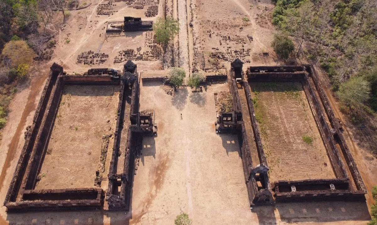 Cuối con đường lộ ra hai ngôi đền lớn, hướng về phía Đông, đối xứng với nhau. Các công trình kiến trúc ở đây đều bằng đá, đã bị đổ nát nặng nề theo thời gian. Ảnh: Jolbert Royn Uayan.