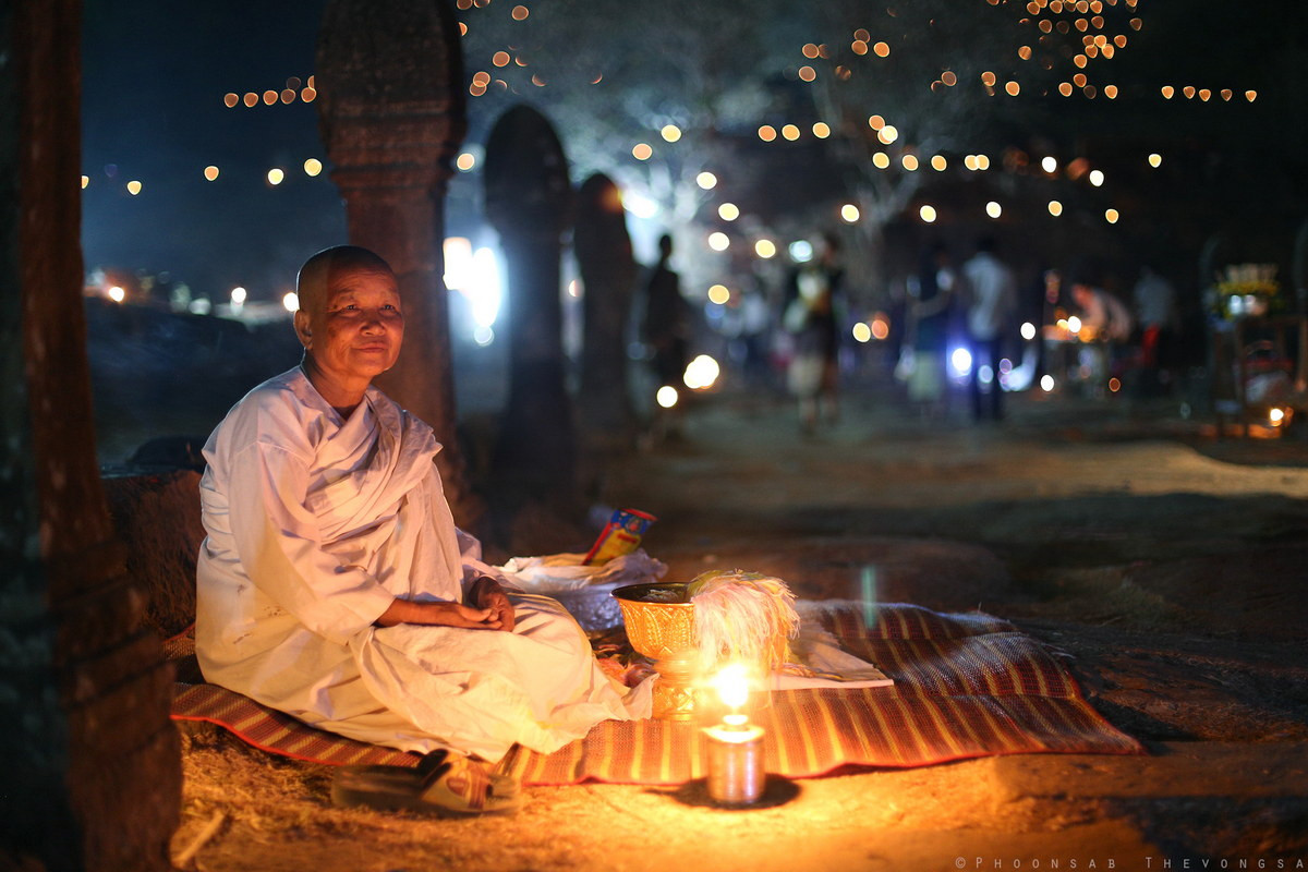 Lễ hội có các hoạt động đua thuyền, đua voi, chọi trâu, biểu diễn vũ nhạc và bắn pháo hoa. Các nghi lễ Phật giáo, Ấn Độ giáo và tín ngưỡng vật linh đồng thời được tổ chức trong sự kiện... Ảnh: Pongfotografie.