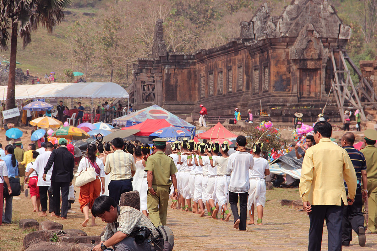 Lễ hội Wat Phou là môt di sản văn hóa phi vật thế gắn liền với đến Wat Phou. Lế hội này được tổ chức liên tục trong 3 ngày vào dịp rằm tháng ba âm lịch. Đây là một trong những lễ hội Phật giáo lễ hội lớn nhất ở Lào. Ảnh: Luangprabang-laos.com.