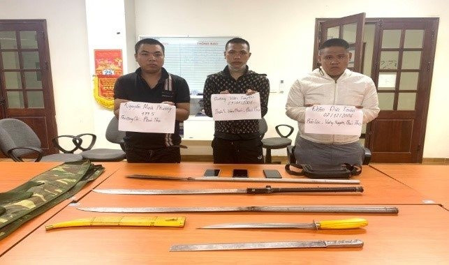 Bắt nhóm thanh niên kéo lê hung khí trên đường ở Sơn Tây Bat nhom thanh nien keo le hung khi tren duong o Son Tay