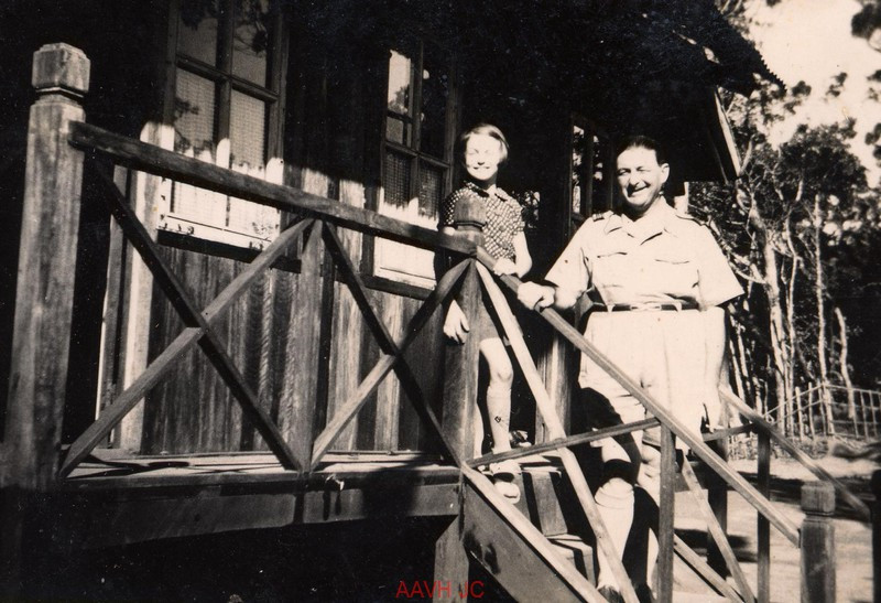 Ông Nicolle, chồng bà Rémi Nicolle, trên ngôi nhà sàn.