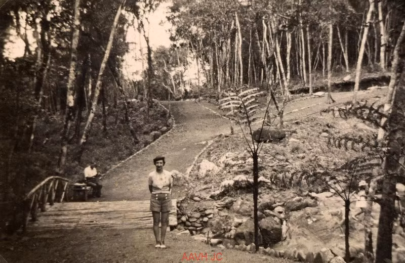 Bà Rémi Nicolle, vợ một quan chức Pháp, đứng trên một con đường ở khu nghỉ dưỡng Bạch Mã, Thừa Thiên Huế năm 1939. Ảnh: Aavh.org.