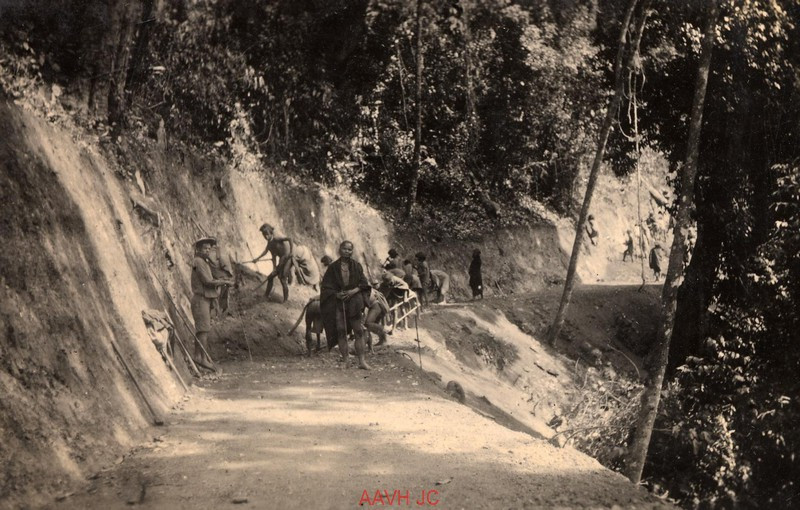 Con đường được thiết kế cho xe hơi chạy qua dần được định hình.