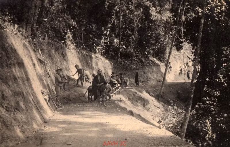 Con đường được thiết kế cho xe hơi chạy qua dần được định hình.