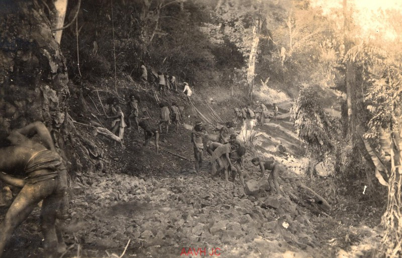 Dân phu địa phương mở con đường mới.