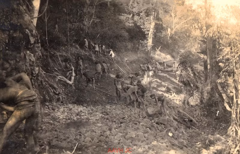 Dân phu địa phương mở con đường mới.