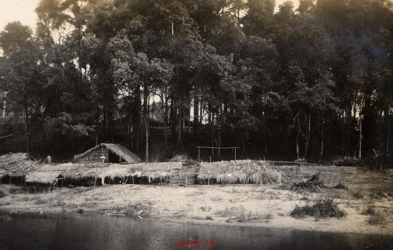 Khu lán trại ở bìa rừng.