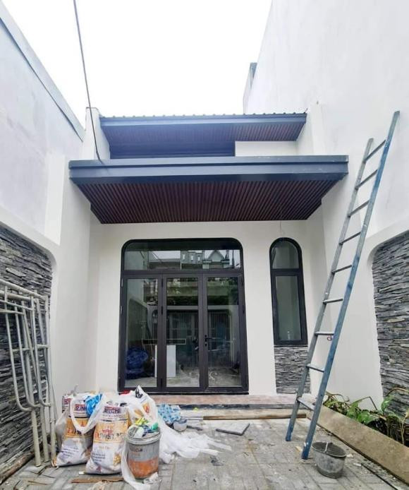 Nha gac lung 2 phong ngu 'lot xac' xinh lung linh sau khi cai tao