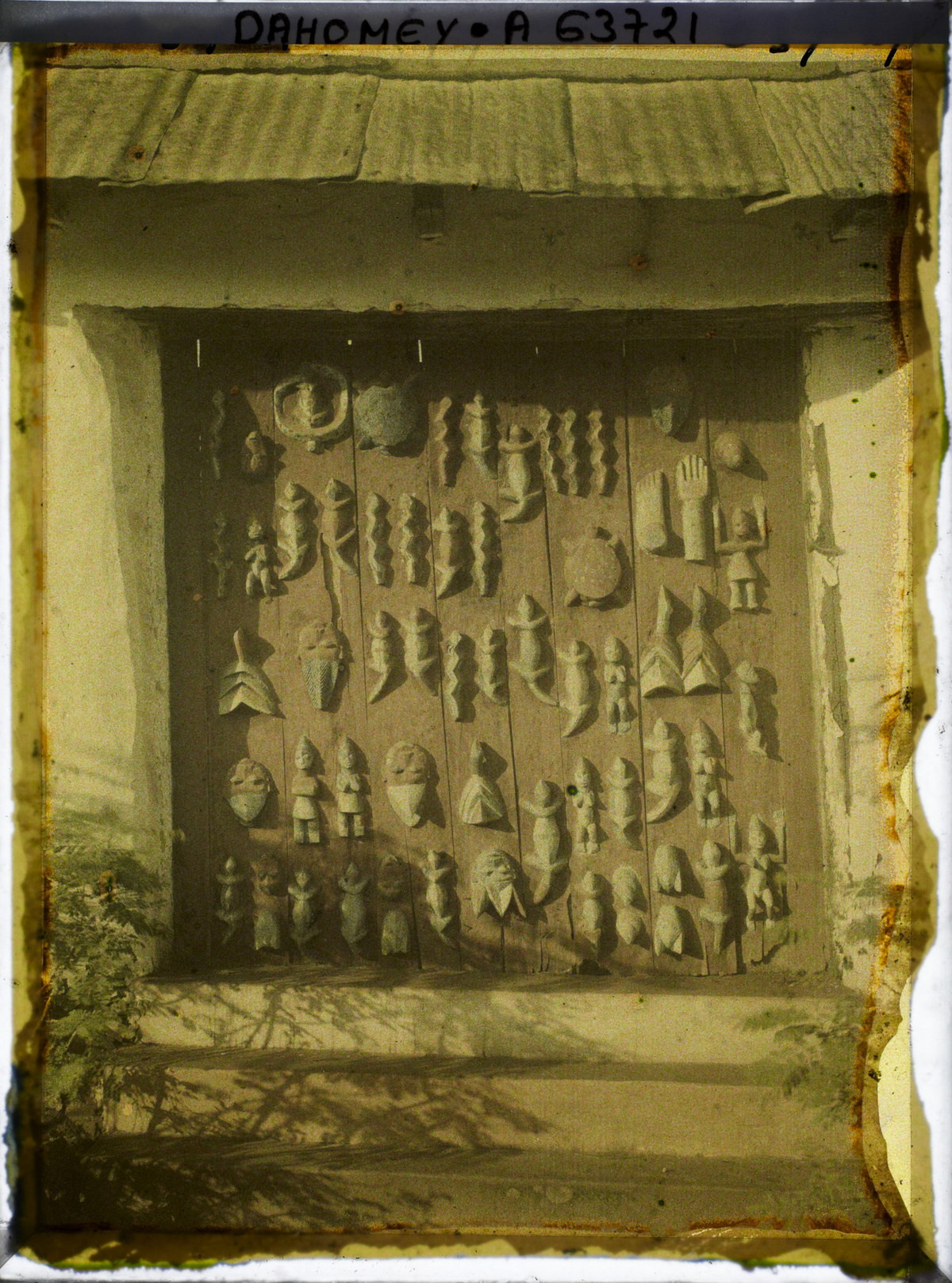 Họa tiết trang trí trên cánh cửa của một công trình kiến trúc ở Porto-Novo.