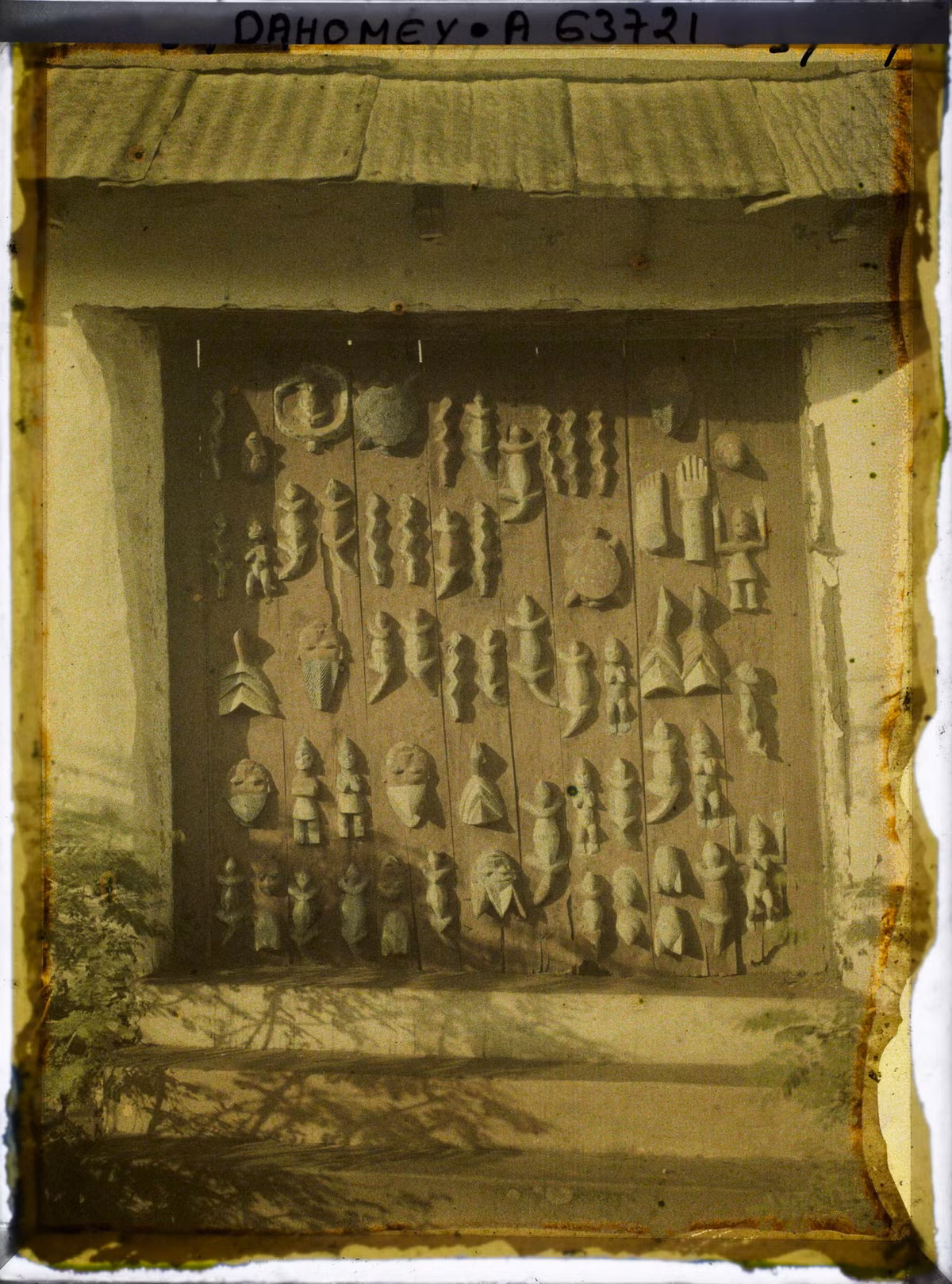 Họa tiết trang trí trên cánh cửa của một công trình kiến trúc ở Porto-Novo.