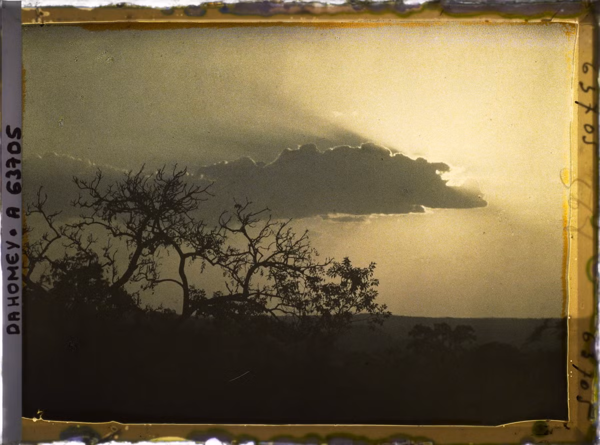 Ánh chiều ở khu vườn quốc gia Pendjari, nhìn từ làng Koabagou, phía Tây Bắc Dahomey.