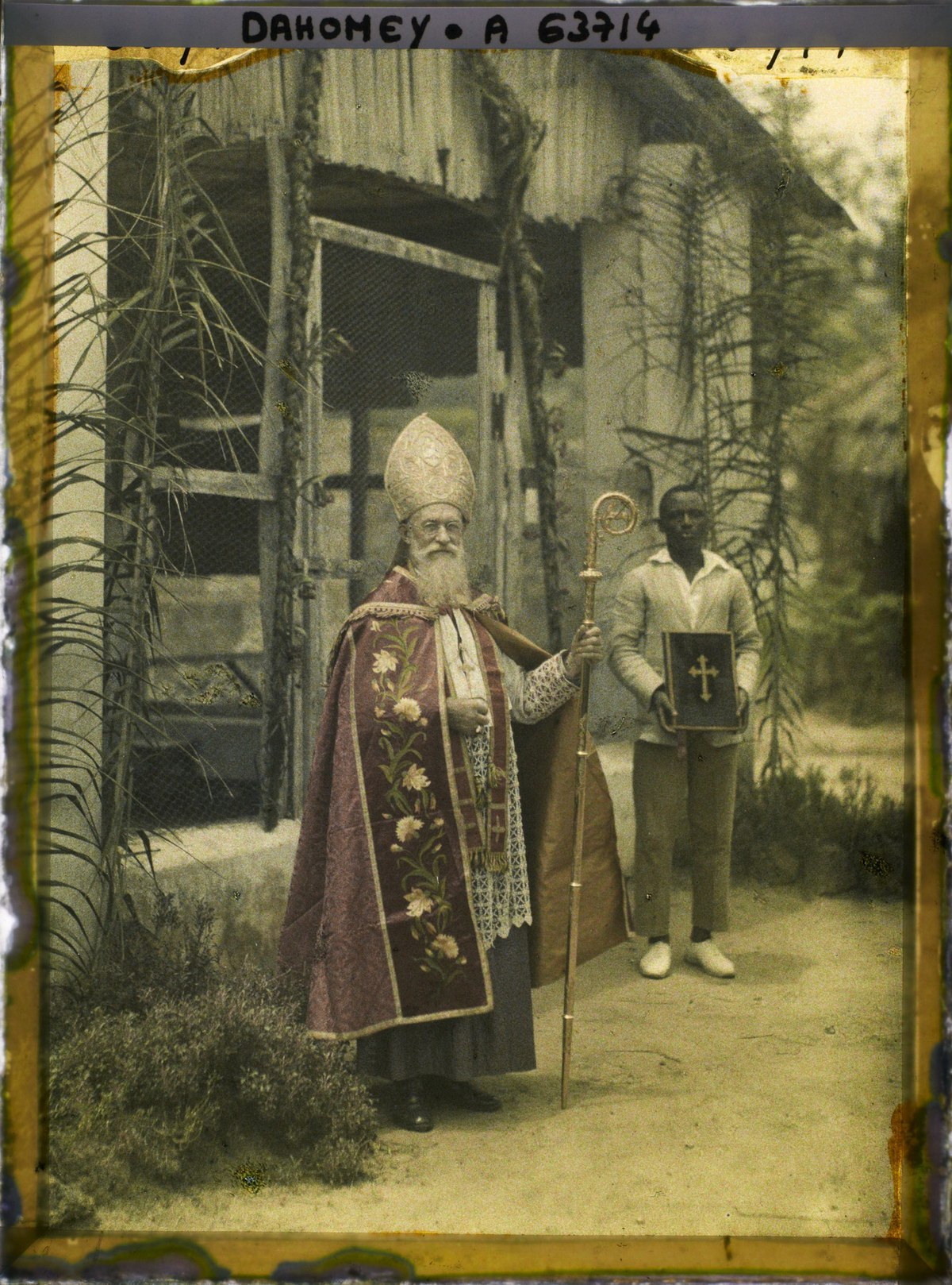 Đức cha Steinmetz và người hầu cận của mình ở thị trấn Dassa-Zoumé.