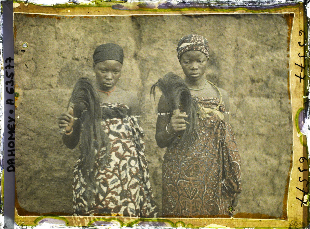 Hai người phụ nữ bản địa ở làng Zado.