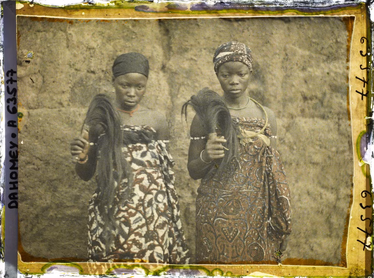 Hai người phụ nữ bản địa ở làng Zado.