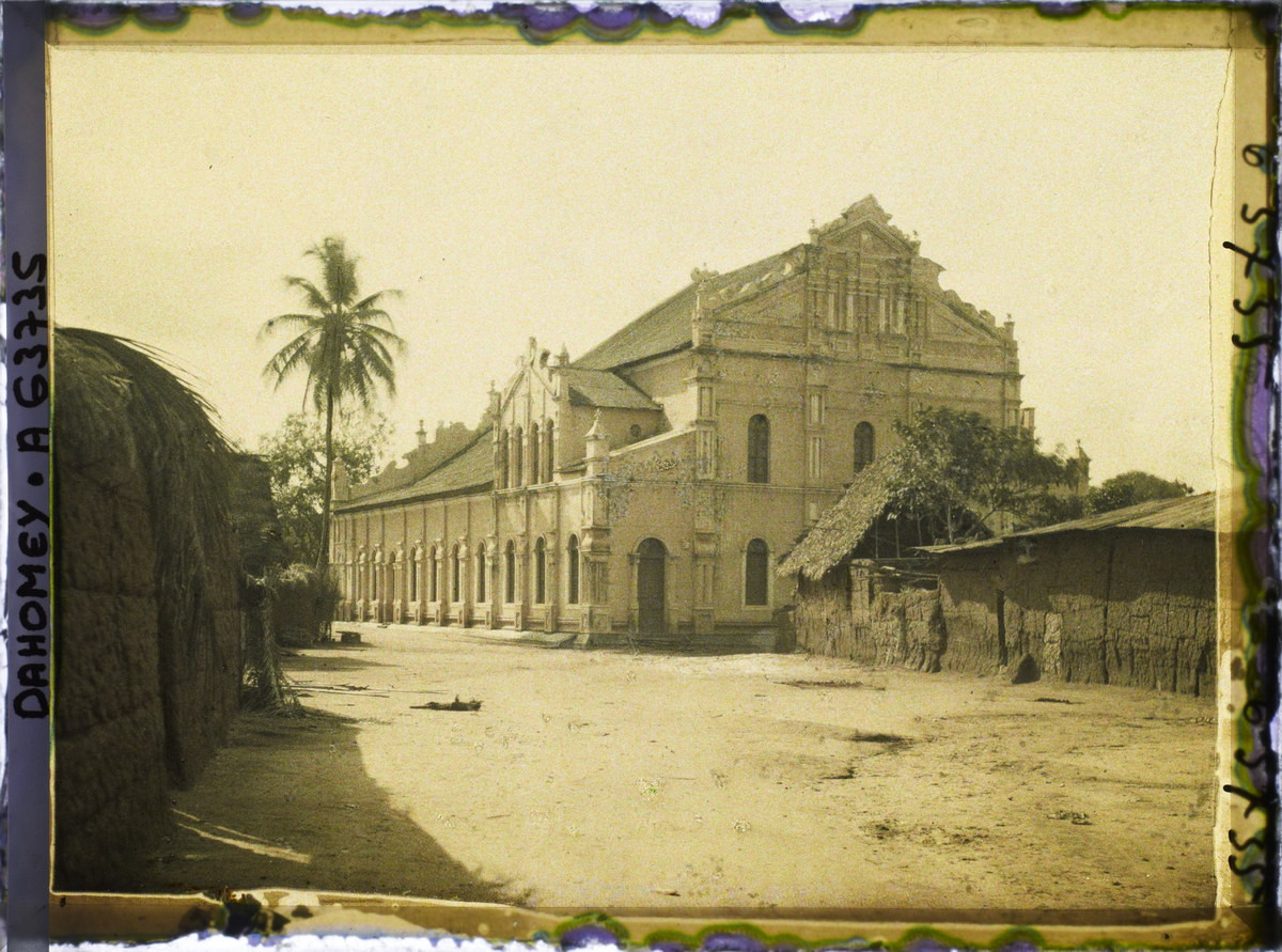 Thánh đường Hồi giáo Lớn, công trình kiến trúc nổi bật của Porto-Novo, mang dáng dấp của một nhà nguyện Công giáo.