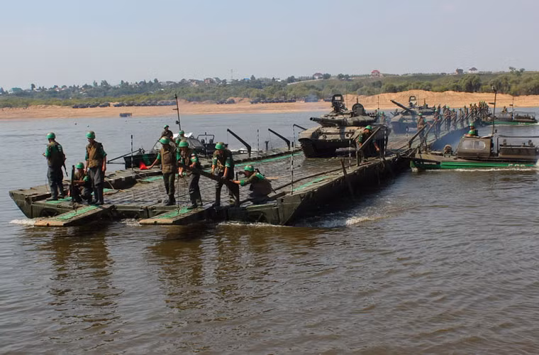 Trang mạng English Russia mới đây đăng tải hoạt động tập trận của lực lượng công binh Nga với khoa mục chính là đưa người dân sơ tán qua chướng ngại nước, cũng như cơ động các phương tiện cơ giới hạng nặng qua sông an toàn.