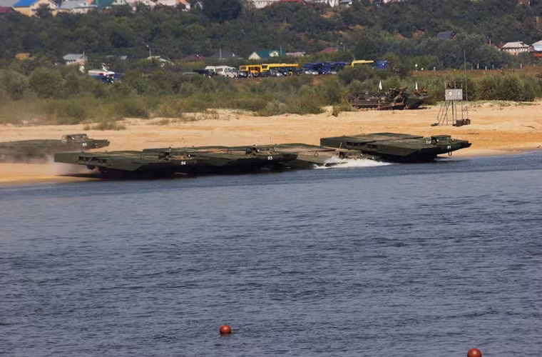 Phà tự hành là một trong các khí tài đặc biệt của công binh Nga.