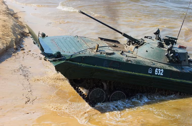 Những chiếc BMP-2 có thể bơi với tốc độ 7km/h trên mặt sông.