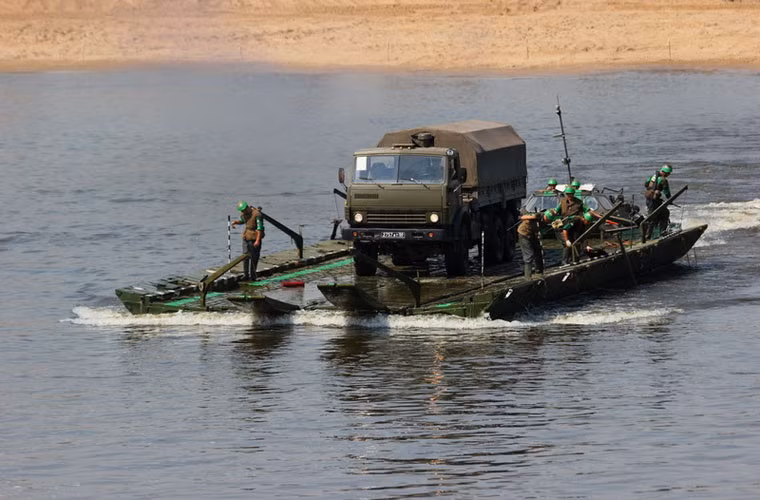 Trong ảnh là phà được ghép từ các đốt cầu phao đưa xe tải vượt sông.